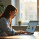 Jeune femme professionnelle travaillant sur un ordinateur portable lumineux