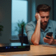 Routeur wifi moderne avec lumières bleues et vertes sur un bureau lumineux